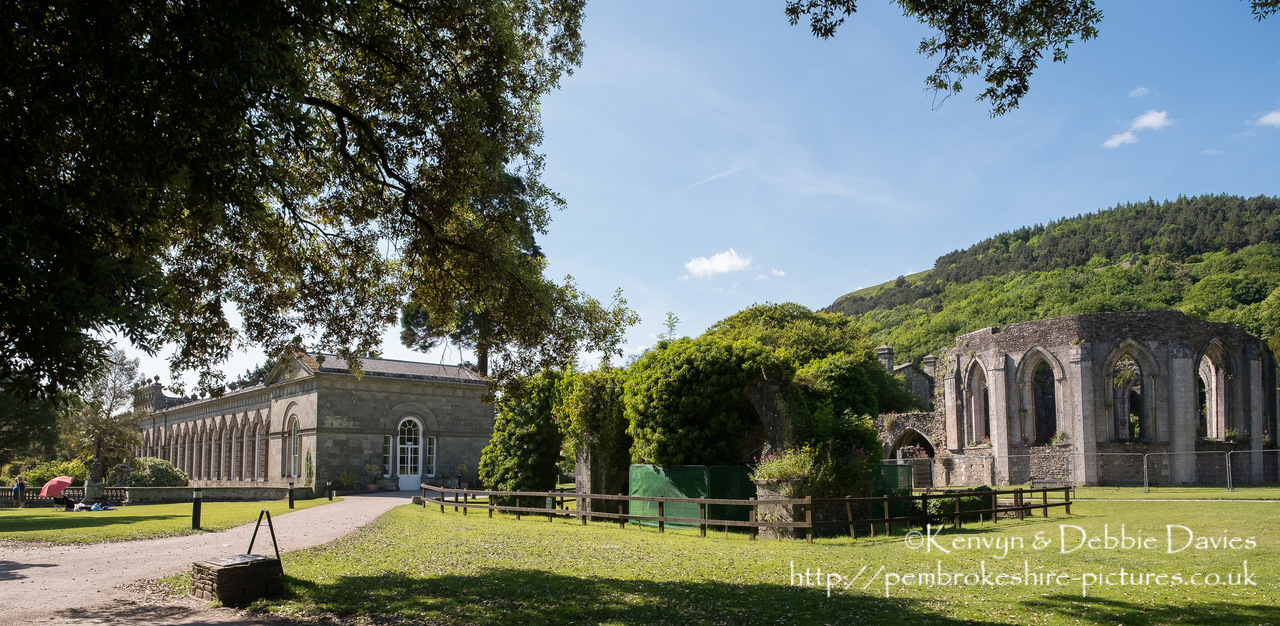 327ft long and completed in 1793 to house the estates citrus fruit trees.